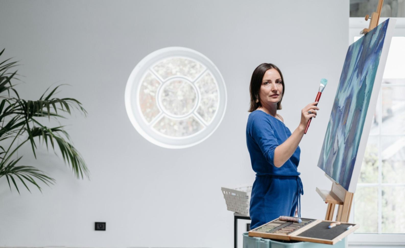 Espace de création artistique avec matériel professionnel pour l'apprentissage du concept art